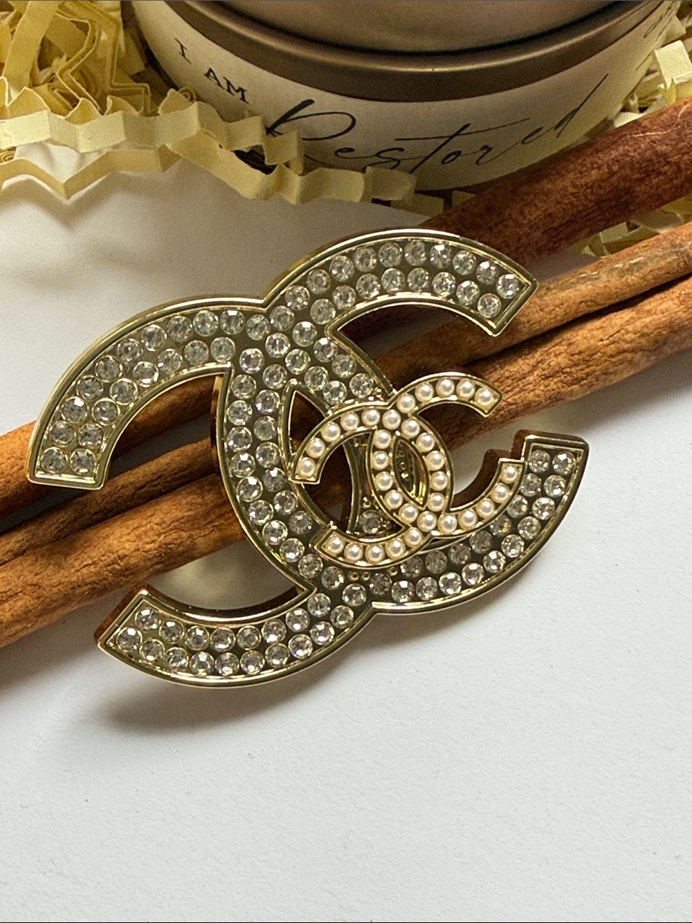 Fashion Jewelry Gold-Tone Brooch with Clear Crystals and Pearls